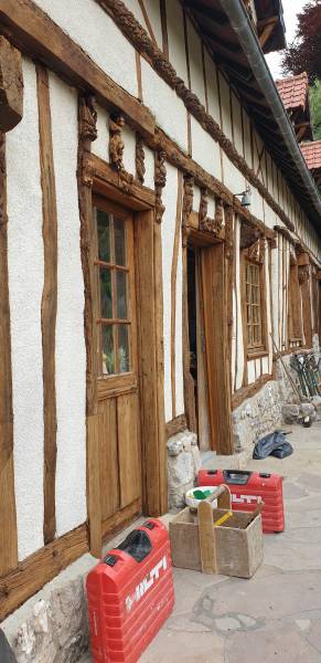 RENOVATION EN LASURE SUR LES COLOMBAGES EXTERIEURES